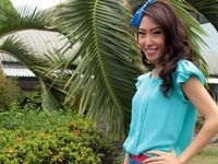Gaya Ceria Ayu Dewi